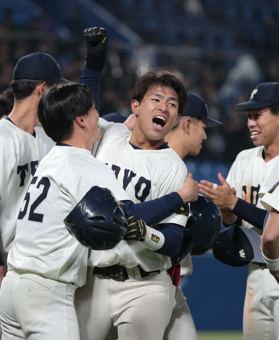 東都大学野球1、2部入れ替え戦　東農大対東洋大、9回裏東洋大2死、池田は右越えにサヨナラ本塁打を放ちナインと抱き合う（撮影・柴田隆二）