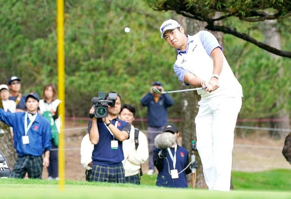 ダンロップフェニックスでアプローチする松山。初日8番ではチップインバーディを奪った