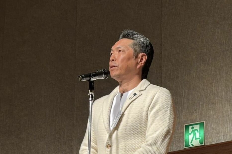 納会パーティーであいさつした小久保監督（球団提供）