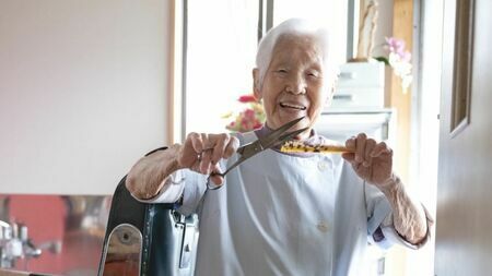 世界最高齢の現役理容師に認定され108歳を迎えた、箱石シツイおばあちゃんは、今でも裸眼でハサミを操る（撮影：栗栖誠紀）