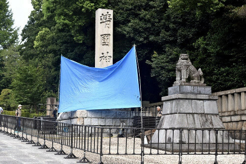 落書きが見つかった靖国神社の石柱（８月１９日、東京都千代田区で）