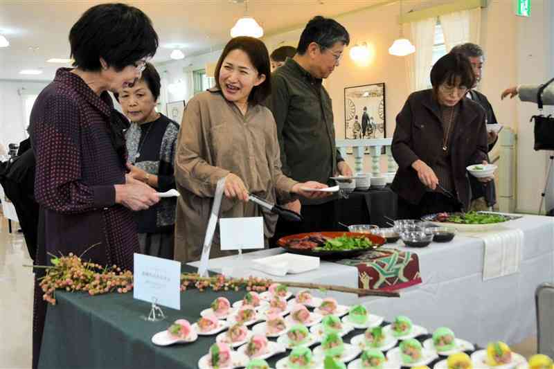 宇城市産の食材を使って、県内外の料理人が腕を振るった「うきからレストラン」＝10月26日、同市