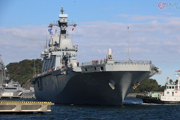 横須賀港に姿を見せた韓国の強襲揚陸艦「マラド」（2024年11月7日、乗りものニュース編集部撮影）。