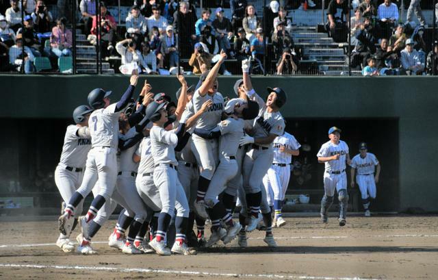 秋の関東大会で17年ぶり4度目の優勝を果たし、喜ぶ横浜の選手たち