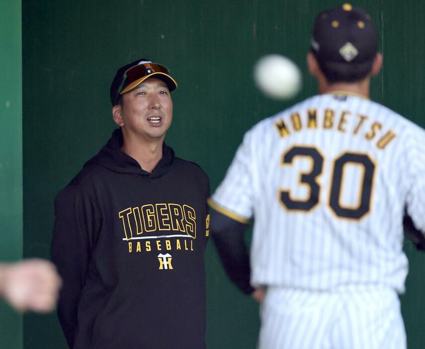 　ブルペンで門別に話しかける藤川監督（撮影・田中太一）