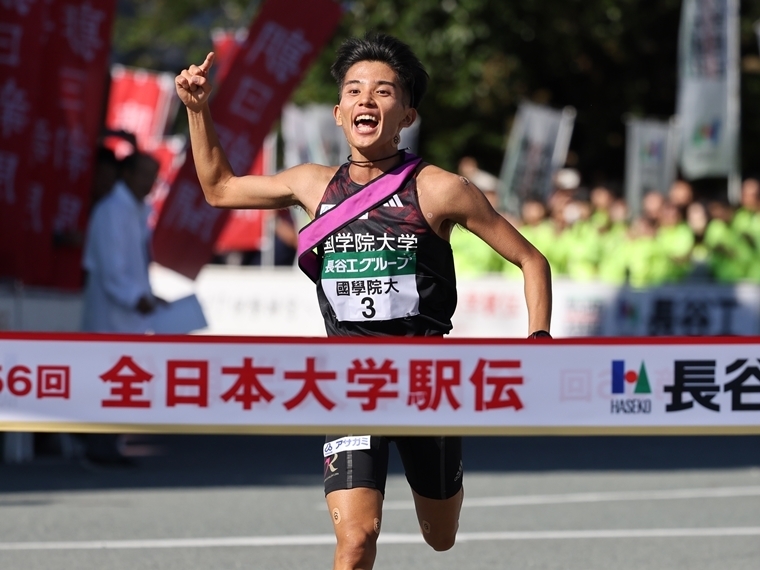 初優勝を決めるフィニッシュテープに向かう國學院大の上原琉翔（撮影・西岡臣）