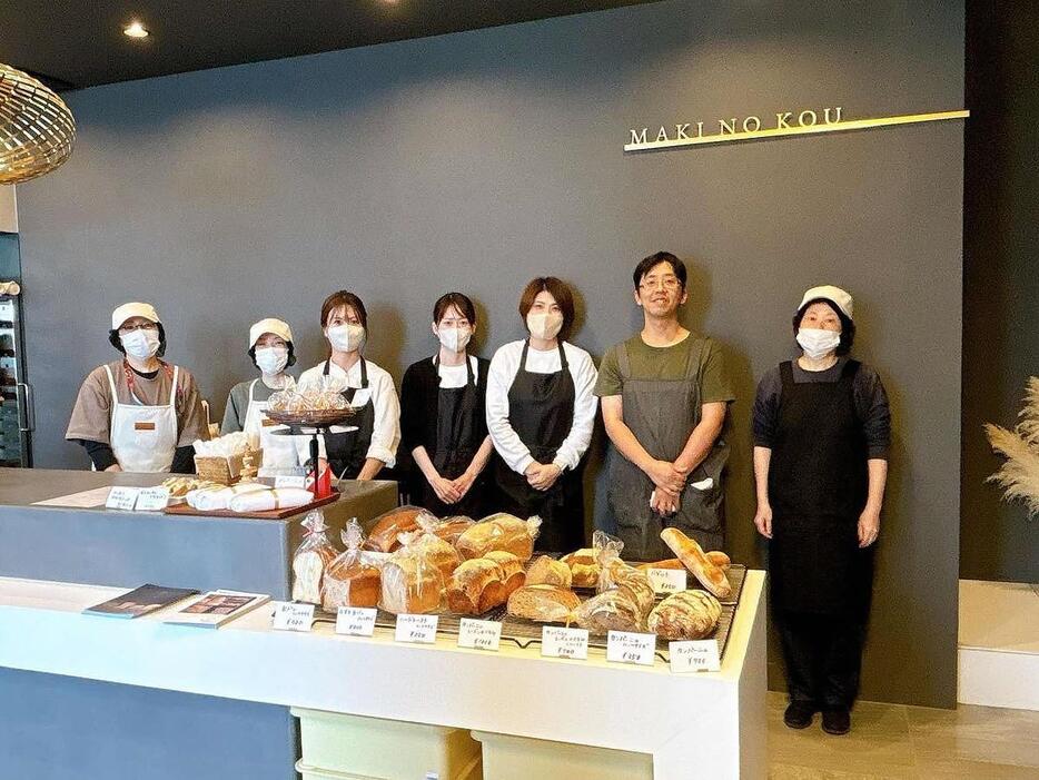 店長の岡田伸也さん（右から2人目）