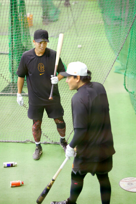 自主練習で丸（手前）と汗を流した門脇（カメラ・宮崎　亮太）