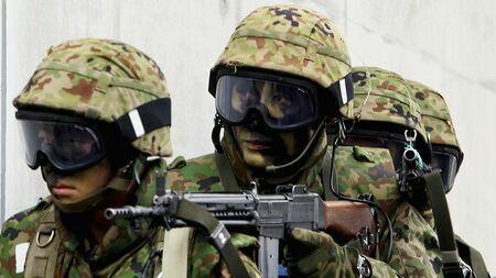 市街戦を想定した訓練を行っている自衛隊員（写真・Koichi Kamoshida/Getty Images）