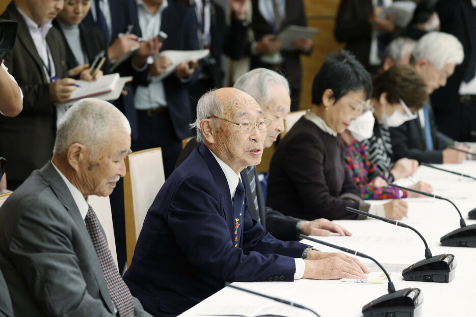 林芳正官房長官との面会で早期解決を訴える特定失踪者家族会の今井英輝会長（左から２人目）＝１９日午後、首相官邸