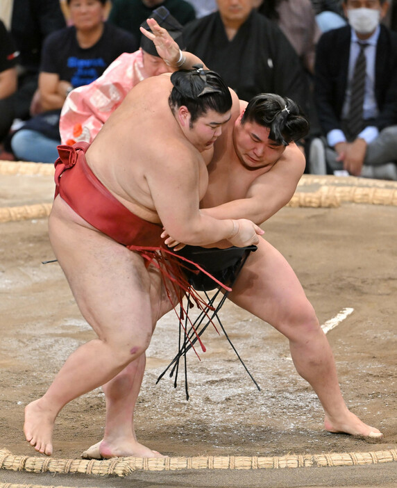 大相撲九州場所８日目。若元春（右）は寄り切りで熱海富士を下す＝１７日、福岡国際センター