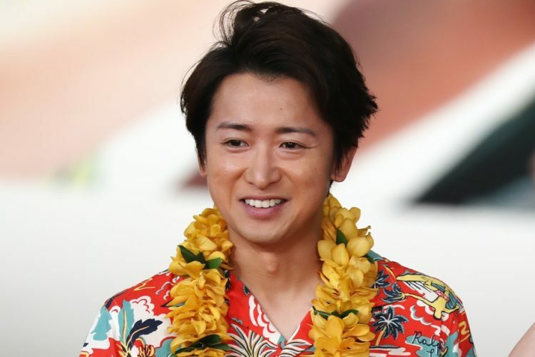 嵐のメンバーと話し合いを続ける大野智