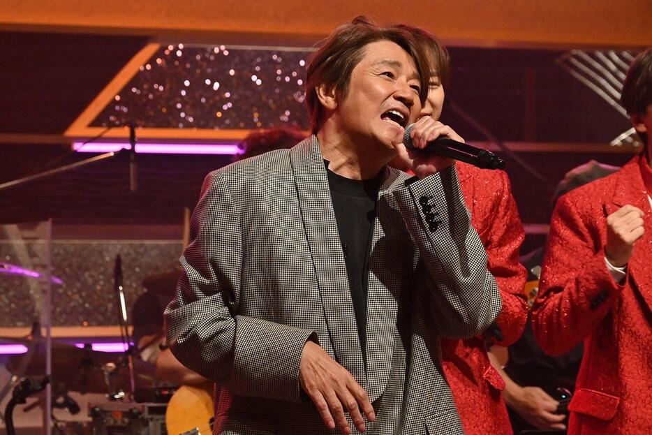 　１２月５日放送のＢＳ-ＴＢＳ「ＭＵＳＩＣ　ＣＲＯＳＳ」に出演し熱唱する近藤真彦