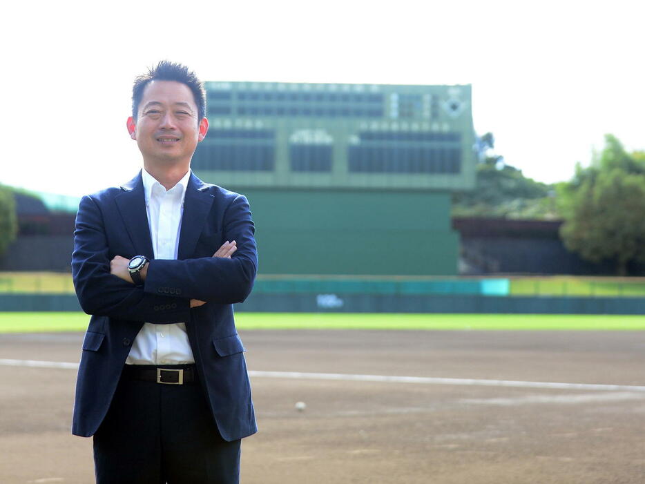 本拠地ちゅ～るスタジアム清水で笑顔を見せるくふうハヤテ・池田球団社長