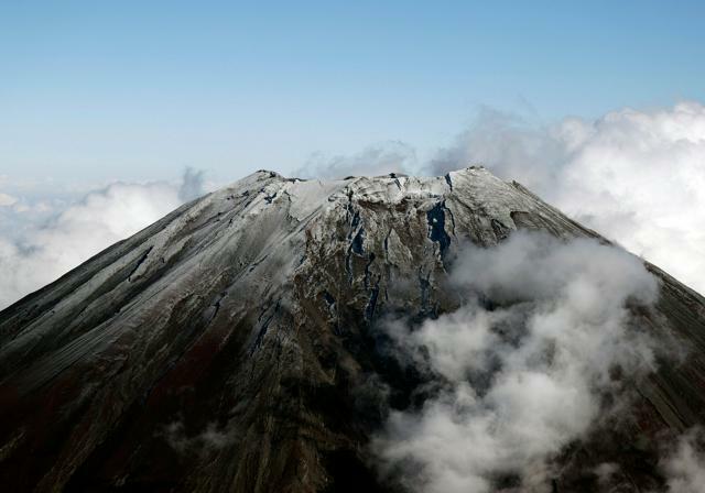 冠雪した富士山=2024年11月6日午後1時23分、朝日新聞社機から、吉田耕一郎撮影