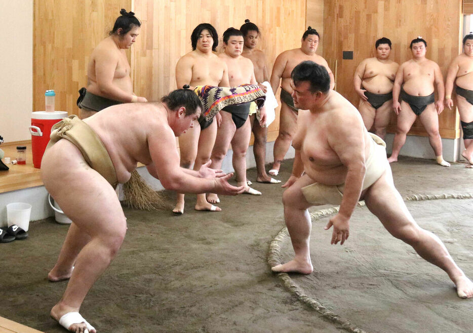 新入幕の獅司（左）はぶつかり稽古で二所ノ関親方の胸を借りた（カメラ・山田豊）