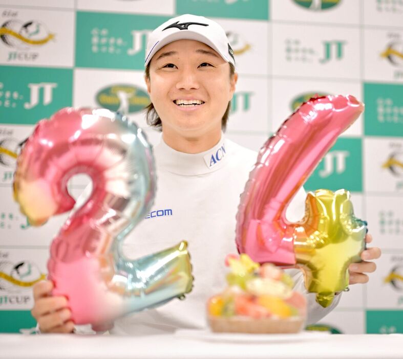 この日２４歳の誕生日を迎えた平田憲聖が報道陣からお祝いされた（カメラ・今西　淳）