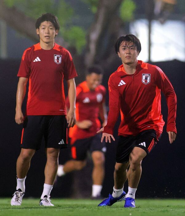 連携からのシュート練習にのぞむ小川航基。左は大橋祐紀＝ジャカルタ（撮影・蔵賢斗）