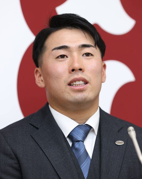 契約更改を終え会見に臨む巨人・浅野翔吾＝東京・大手町の球団事務所（撮影・中井誠）