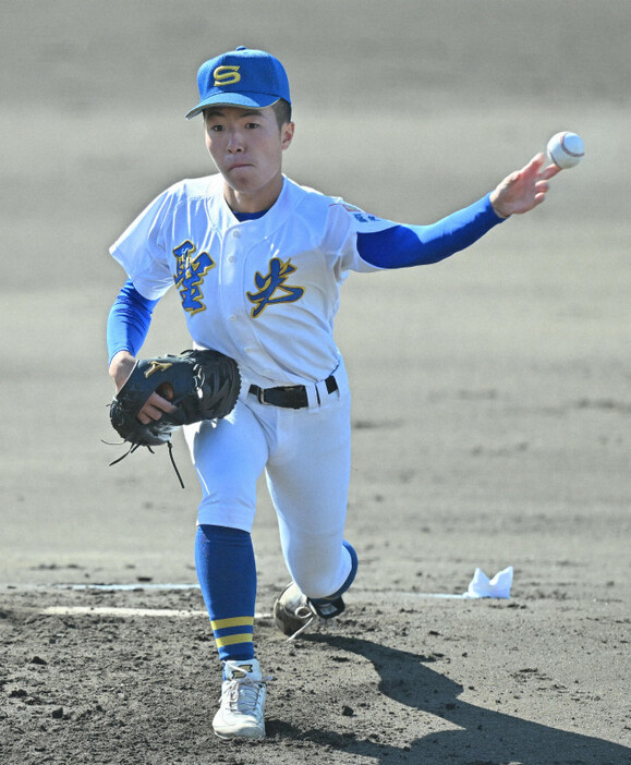 青森山田との決勝で力投する聖光学院の先発・大嶋哲平＝福島県いわき市のヨークいわきスタジアムで2024年10月20日、新宮巳美撮影