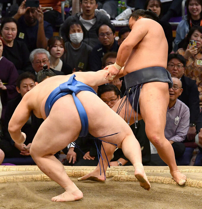 大相撲九州場所13日目　豊昇龍（右）は大の里をとったりで破る（撮影・岩下翔太）