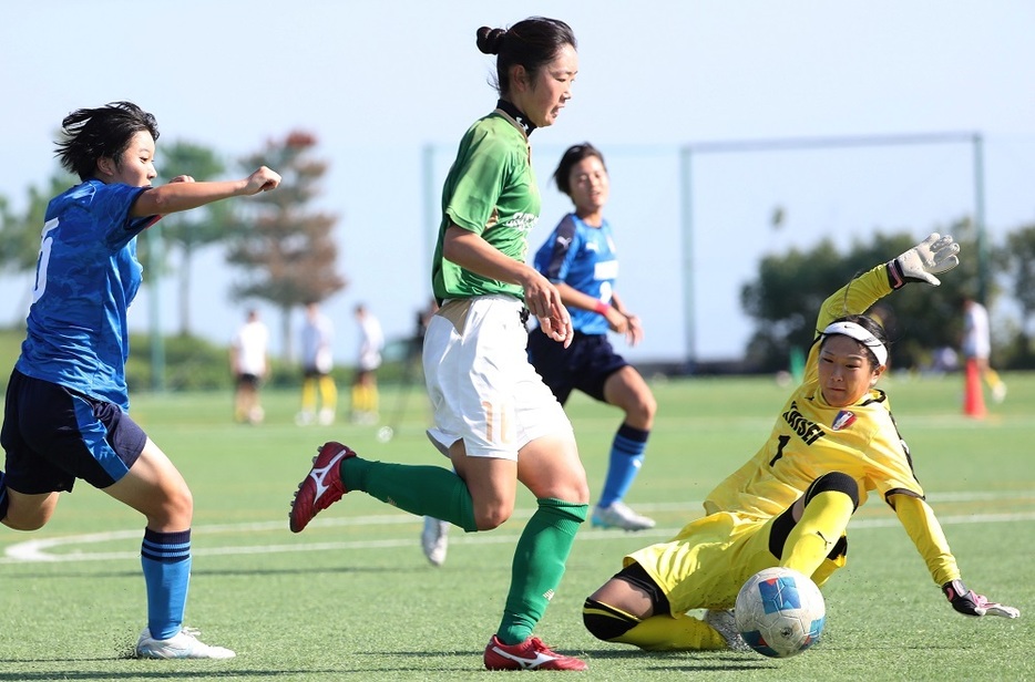 【決勝、鎮西学院－海星】前半１５分、鎮西学院のＦＷ折原（中央）がＧＫを抜いて３点目のゴールを奪う＝県フットボールセンター