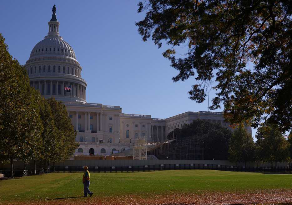 米連邦議会警察は５日、議会議事堂のビジターセンターで、トーチや照明弾を所持していた男を逮捕したと発表した。１０月撮影（２０２４年　ロイター/Hannah McKay）