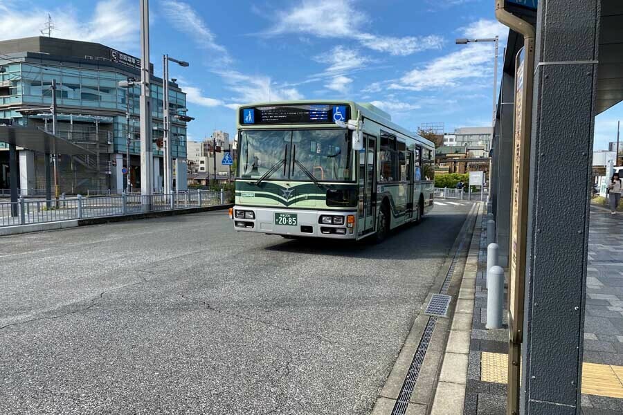 京都市が三条駅前に整備したバス乗り場（画像：高田泰）