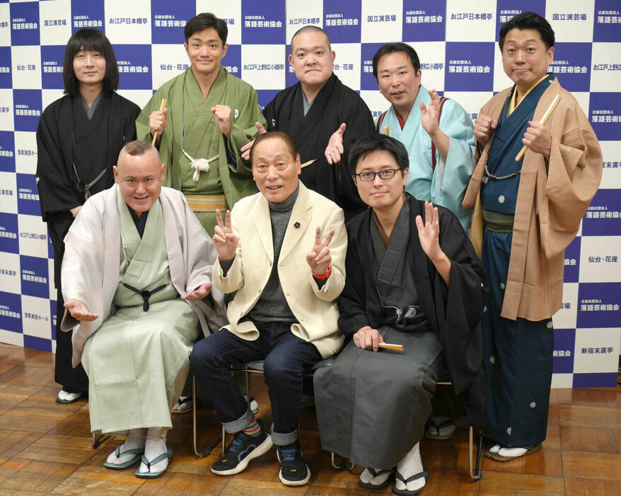 落語芸術協会の浅草演芸ホール\E００C\月上席後半昼の部「桂米助プレゼンツ　芸協カデンツァ新喜劇」の記者会見を行った（前列左から）瀧川鯉津、桂米助、立川幸之進、（後列同）瀧川鯉白、三遊亭遊子、桂鷹治、古今亭今いち、笑福亭希光