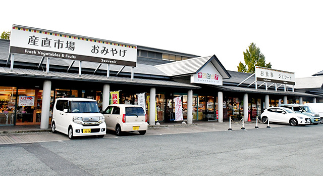 国道13号沿いの道の駅天童温泉内にあり、観光客などでにぎわう「サンピュア」