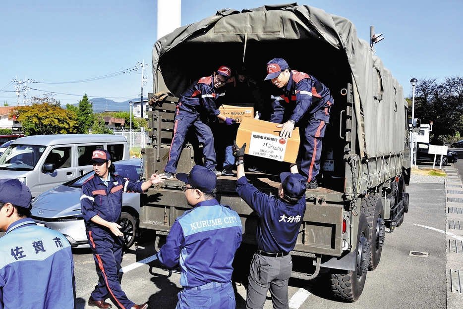 自衛隊のトラックに支援物資を積み込む各市の職員たち（佐賀県吉野ヶ里町で）