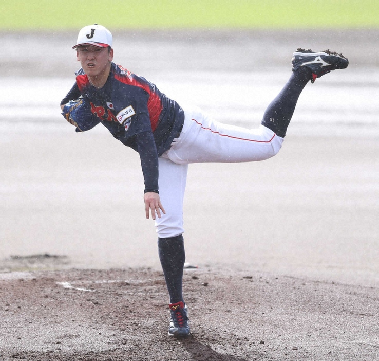 ＜侍ジャパン合宿　4日目＞土砂降りの雨のなか、ライブBPで登板する隅田（撮影・岸　良祐）　