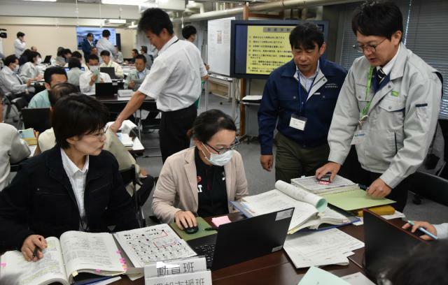 県内農場での鳥インフルエンザ発生を想定し、県職員らが防疫対応の手順や関係機関との連絡体制を確認した家畜防疫演習＝８日午前、県庁