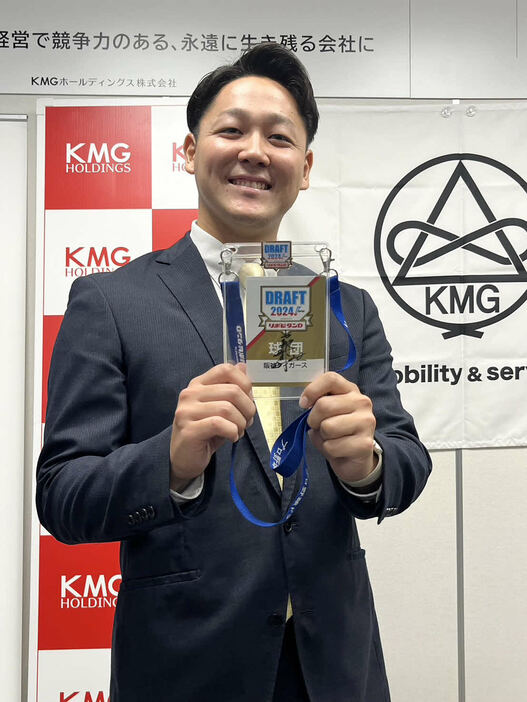 球団から指名あいさつを受けた阪神ドラフト3位のKMGホールディングス木下（撮影・村松万里子）