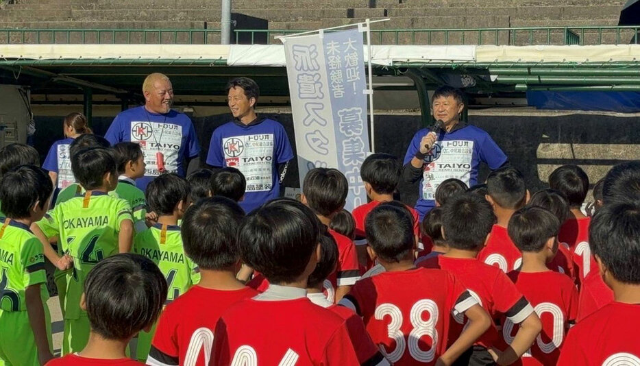 サッカー教室に参加した（右から）武田修宏氏、福西崇史氏、小林弘記氏