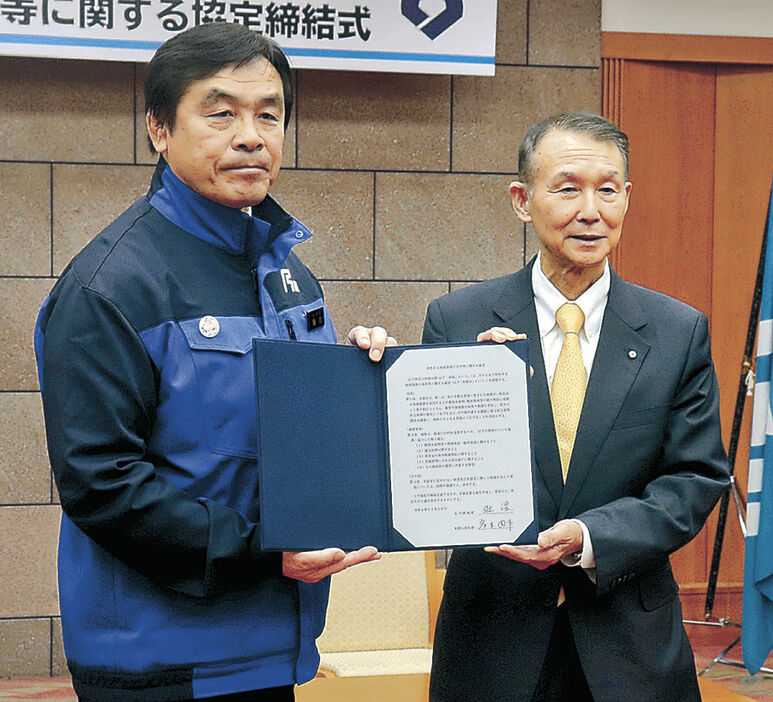 協定書を交わした馳知事と岸本知事＝２０日午前１０時１０分、石川県庁