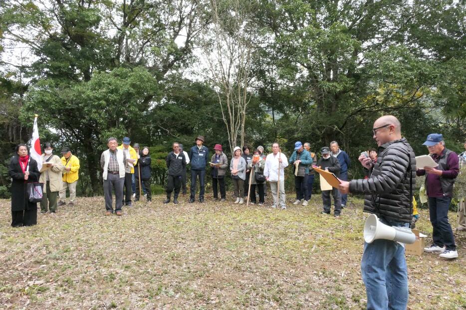 竹内流古武道と創始者・久盛にまつわる話に耳を傾ける参加者＝岡山県美咲町、一ノ瀬城跡で