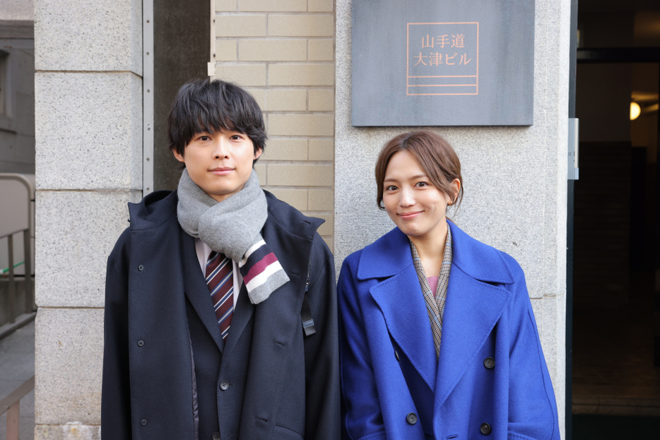 日本テレビ系土ドラ10『アンサンブル』に出演する（左から）松村北斗、川口春奈（C）日本テレビ