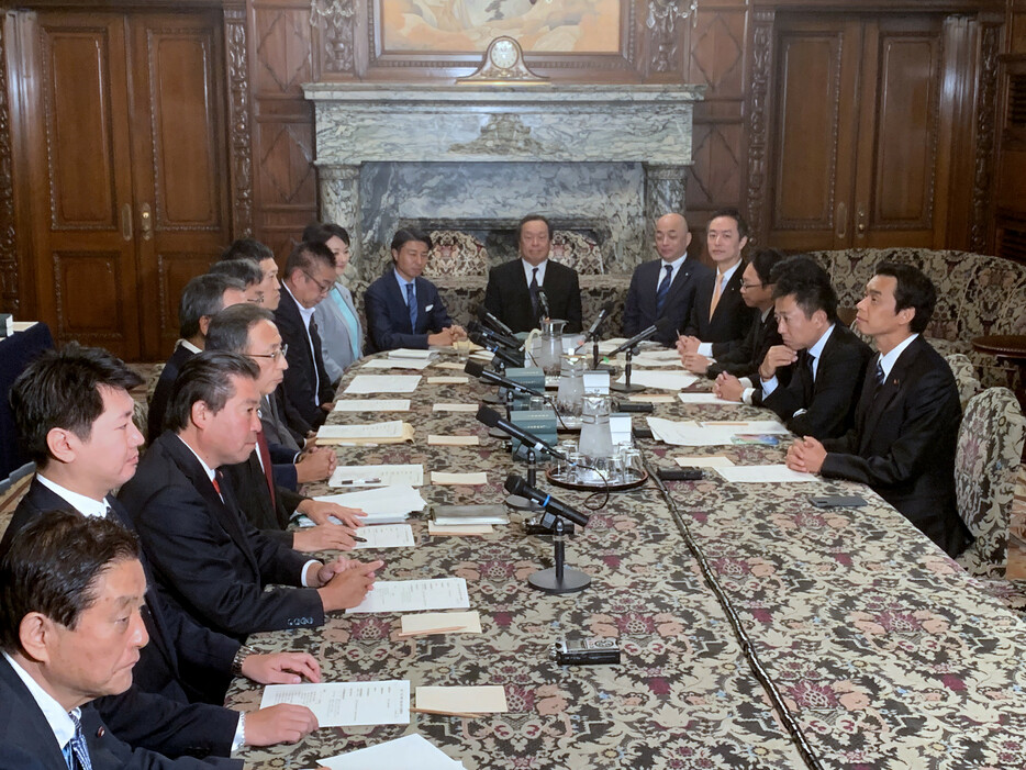 与野党は８日、衆院議院運営委員会に代わる各派協議会で、人事の割り振りや特別国会の日程を決めた。憲法審査会長は自民党に代わって立憲民主党が担うことで合意。立民は枝野幸男元代表を充てる方針を固めた。