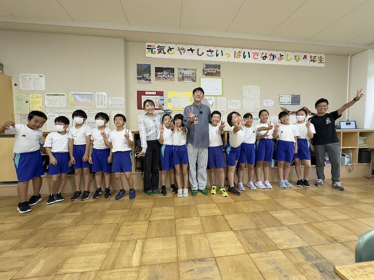 名田庄小学校4年生の児童たちとロングコートダディ堂前