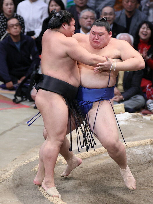 大相撲九州場所９日目。大の里（右）は若元春を寄り切りで下す＝１８日、福岡国際センター