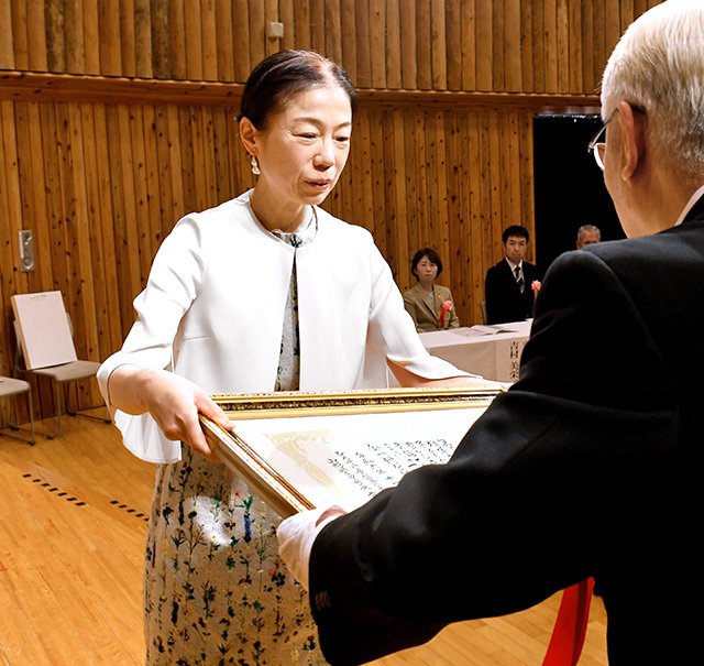 ひろすけ童話賞を受賞した丸山陽子さん（左）＝高畠町・浜田広介記念館