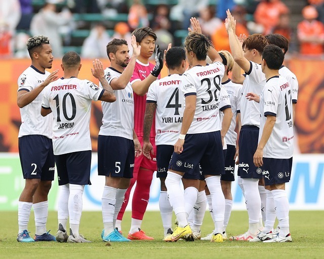 最終節のアウェー山口戦は０－０ドロー。勝点１で長崎を上回った横浜FCがJ１自動昇格を掴み取った。写真：永島裕基