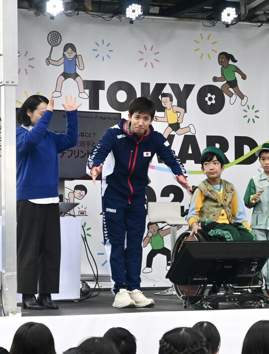 デフリンピック開幕１年前イベントで、子どもたちに手話で説明するデフ水泳の茨隆太郎＝１５日、東京都内