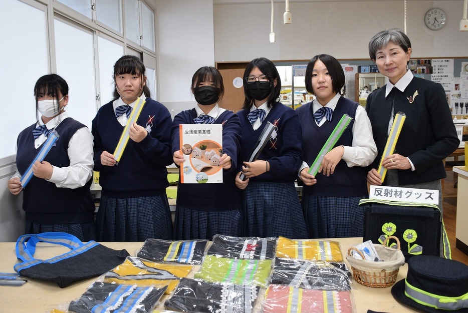 「生活産業基礎」の教科書を持つユネスコ部の部員たち（香川高で）