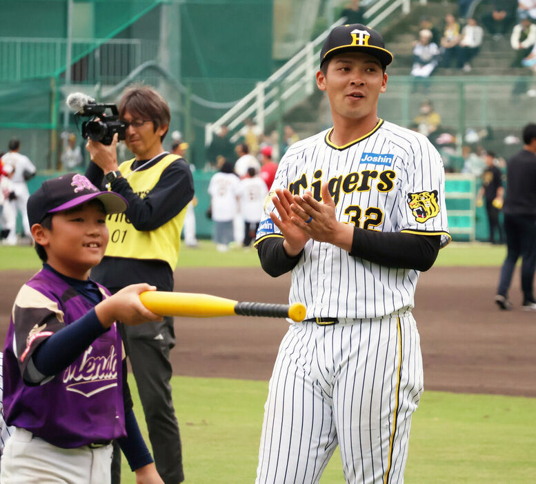 野球教室で地元の小学生を指導する井上（カメラ・直川　響）