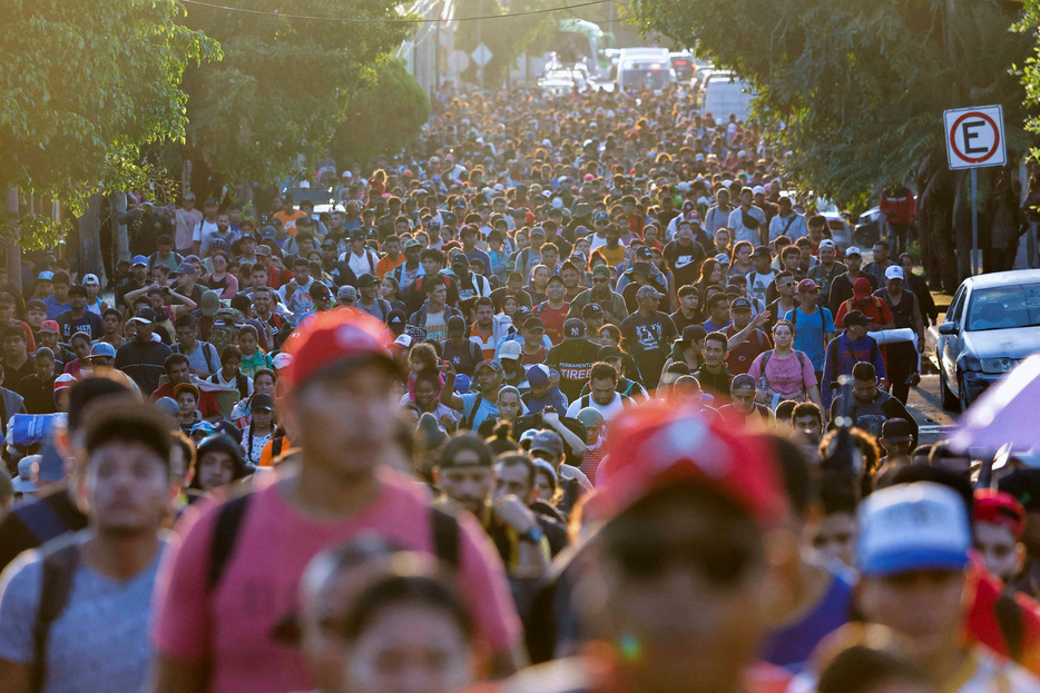 １１月５日、 ホンジュラスなど中南米からの移民約３０００人がメキシコ南部から米国に向かった。写真は同日、米国境を目指して歩く移民。メキシコ南部タパチュラで撮影（２０２４年　ロイター/Daniel Becerril）