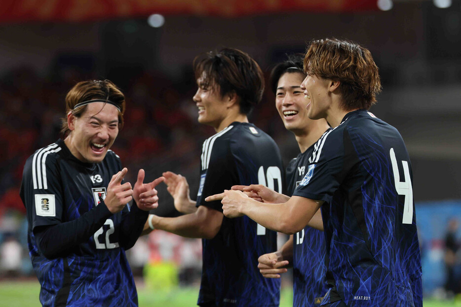 サッカーＷ杯予選。中国戦の前半、ゴールを決めて祝福される板倉（右端）＝１９日、中国・アモイ