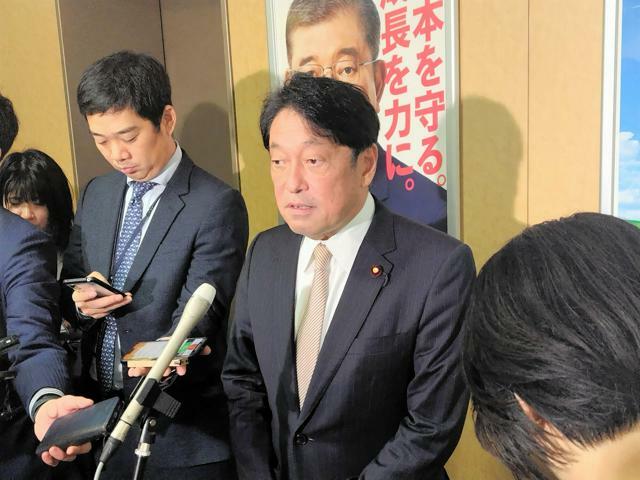 国民民主党との政調会長会談を終え、記者団の取材に応じる自民党の小野寺五典政調会長=2024年11月5日午前10時23分、東京・永田町の党本部、伊沢健司撮影