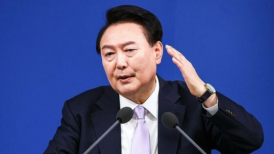 韓国の尹錫悦（ユン・ソクヨル）大統領が７日午前、ソウル竜山（ヨンサン）大統領室庁舎ブリーフィング室で国民向けの談話および記者会見をしている。キム・ヒョンドン記者